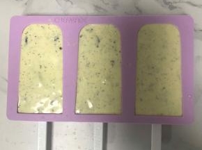 倒入模具后轻轻震下，排出起泡。最后送进冰箱冷冻室进行冷冻，冷冻7-8小时即可出膜，也要根据个人冰箱温度觉得冰冻时间，如果状态变硬就是冷冻好了。我这款是学厨的硅胶模具，我的量可以做这款模具的两排的6个量。
