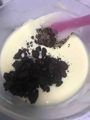 接着加入奥利奥饼干碎。