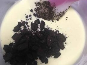 接着加入奥利奥饼干碎。