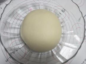 滚圆面团覆盖保鲜膜放置到温暖的地方，发酵。