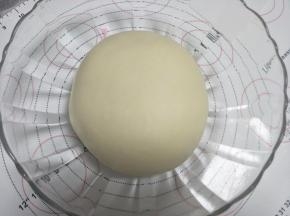 滚圆面团覆盖保鲜膜放置到温暖的地方，发酵。