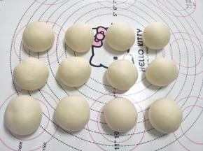 分割面团成12份。放置10分钟。
