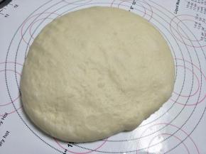 取出面团，稍微摁压排气。