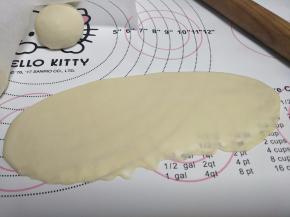 取一个小面团，擀开长条形，长底边擀薄。