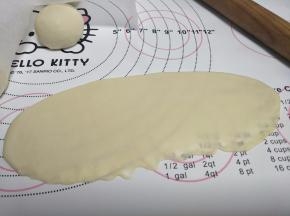 取一个小面团，擀开长条形，长底边擀薄。