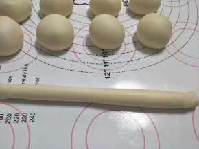 把面片卷起来。再取一个面团，同样操作，做大约3,4个这样的长条。