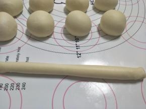 把面片卷起来。再取一个面团，同样操作，做大约3,4个这样的长条。