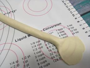 再用第一个做的长条，搓长，一头用擀面杖，干成薄片。