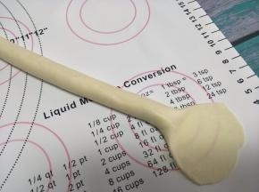 再用第一个做的长条，搓长，一头用擀面杖，干成薄片。