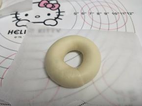 另外一头放到薄片包裹起来，捏紧。形成圈状。