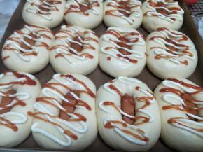 挤上番茄酱和沙拉酱。