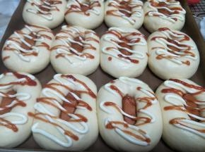 挤上番茄酱和沙拉酱。