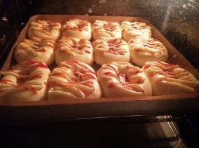 放到提前预热的烤箱，180度20分钟左右。