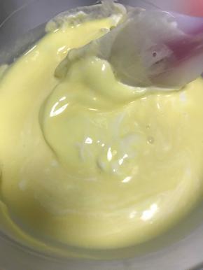 蛋黄糊倒进淡奶油，搅拌均匀。