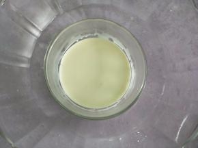 淡奶油，需要放到温水中保温。