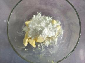 黄油切小块室温软化后，加入糖粉。