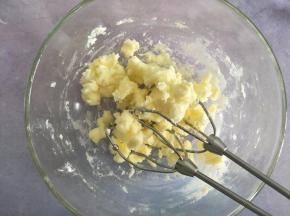 糖粉需要先和黄油拌一下，防止打发的时候飞散