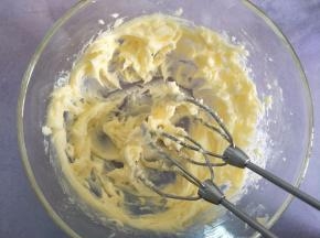 打发到蓬松切类似羽毛状的时候，就可以了。