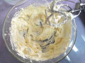 之后再倒入一部分淡奶油，同样打匀，没有液体，直到用完淡奶油，状态是略发白的。