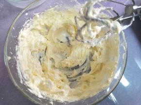 之后再倒入一部分淡奶油，同样打匀，没有液体，直到用完淡奶油，状态是略发白的。