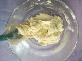 用刮刀拌匀，不见干粉即可，不用过度的拌。