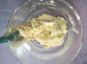 用刮刀拌匀，不见干粉即可，不用过度的拌。