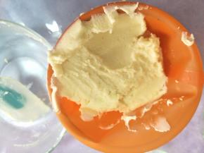 裱花嘴用中号8齿，放好后，把面糊放置到裱花带中。