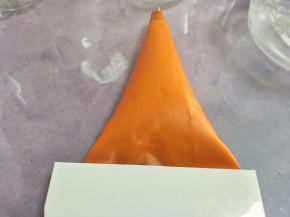 用硬质刮板推到前面。拧紧上口防止挤的时候面糊从上面挤出