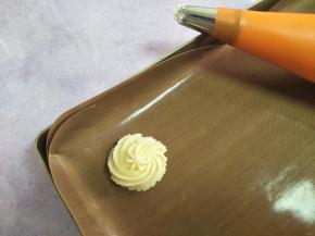 在离烤盘一点距离的位置，挤出曲奇花。