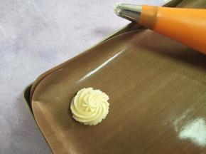 在离烤盘一点距离的位置，挤出曲奇花。