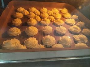 放到提前预热的烤箱，180度上火，下火160度，烤25分钟