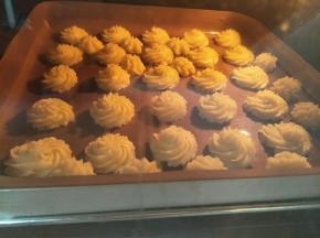 放到提前预热的烤箱，180度上火，下火160度，烤25分钟