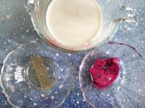 准备食材，牛奶和淡奶油、细砂糖混合均匀，吉利丁片，剪成条状。