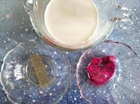 准备食材，牛奶和淡奶油、细砂糖混合均匀，吉利丁片，剪成条状。