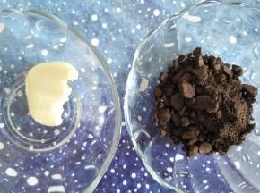 准备奥利奥饼干碎和黄油。