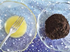 黄油隔水融化到液态，搅拌均匀。