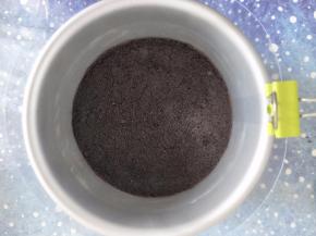 放到4寸的模具中，周边可以用透明围边围一圈，粘牢固，底部压紧实。放入冰箱冷藏。