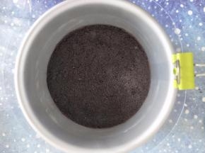 放到4寸的模具中，周边可以用透明围边围一圈，粘牢固，底部压紧实。放入冰箱冷藏。