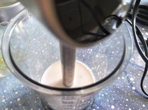 取110克奶混合液和火龙果混合打碎。