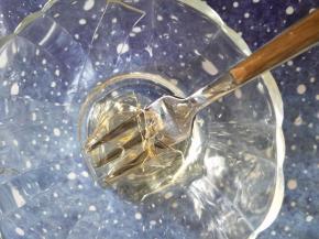 一半的吉利丁片用30克凉的纯净水泡软