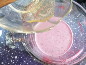 倒入到火龙果奶液中，搅拌均匀。