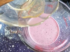 倒入到火龙果奶液中，搅拌均匀。