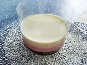 剩余的吉利丁片同样浸泡冷水软后隔热水融化，倒入到奶液中，过筛到凝固好的火龙果奶冻上。继续放冰箱冷藏3小时，脱模就可以了。最好外围打一层丝带，可以起到很好的固定作用。