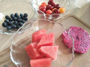 切出一些水果块。