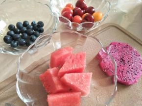 切出一些水果块。