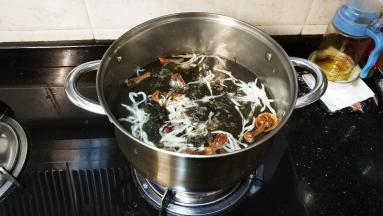 水开后放入撕碎的发菜