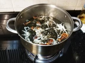 水开后放入撕碎的发菜