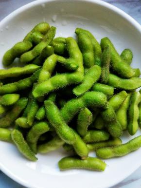 毛豆洗干净，剪去两头，容易入味。
