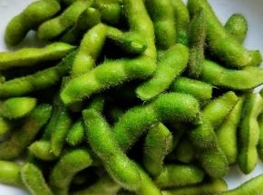毛豆洗干净，剪去两头，容易入味。