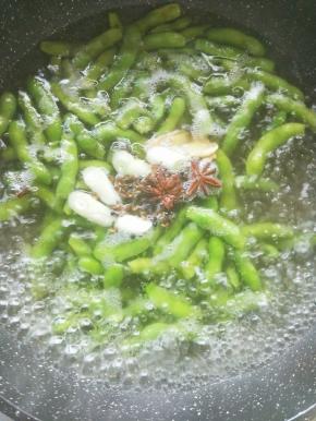 锅里加清水，放入所有材料。